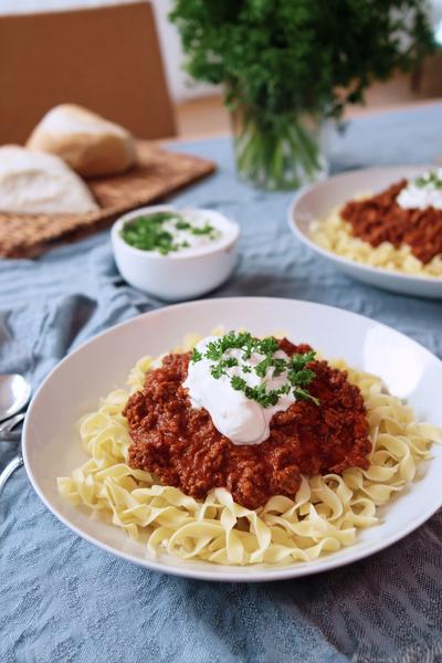 19. Goulash recept met noedels en botersaus-serveeridee