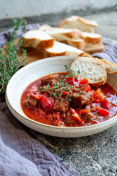 2. Hongaarse goulash recept met gerookte paprika en karwij