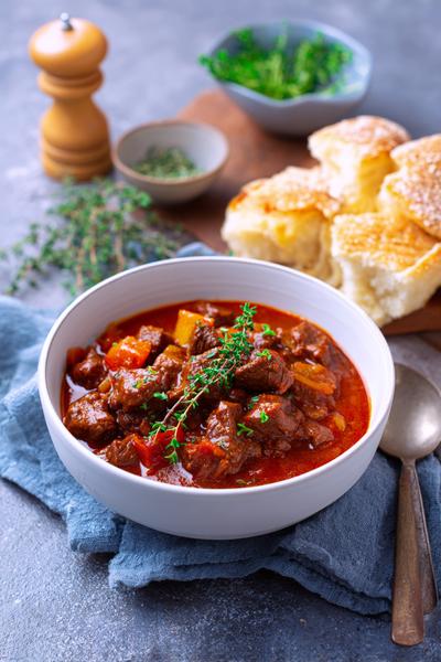 20. Goulash recept met brood en knapperige korst als bijgerecht