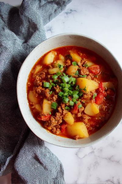 7. Goulash recept met aardappelblokjes en dikke stoofstructuur