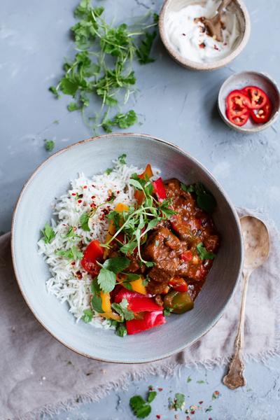9. Goulash recept met paprika-trio en frisse groentebalans