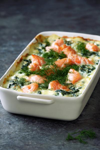 20. Hollandse ovenschotel recept met zalm, spinazie en dille-roomlaag