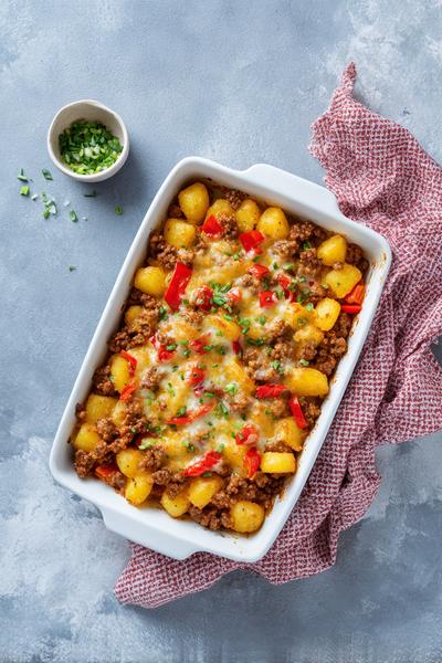 22. Hollandse ovenschotel recept met aardappelpartjes, paprika en gehakt