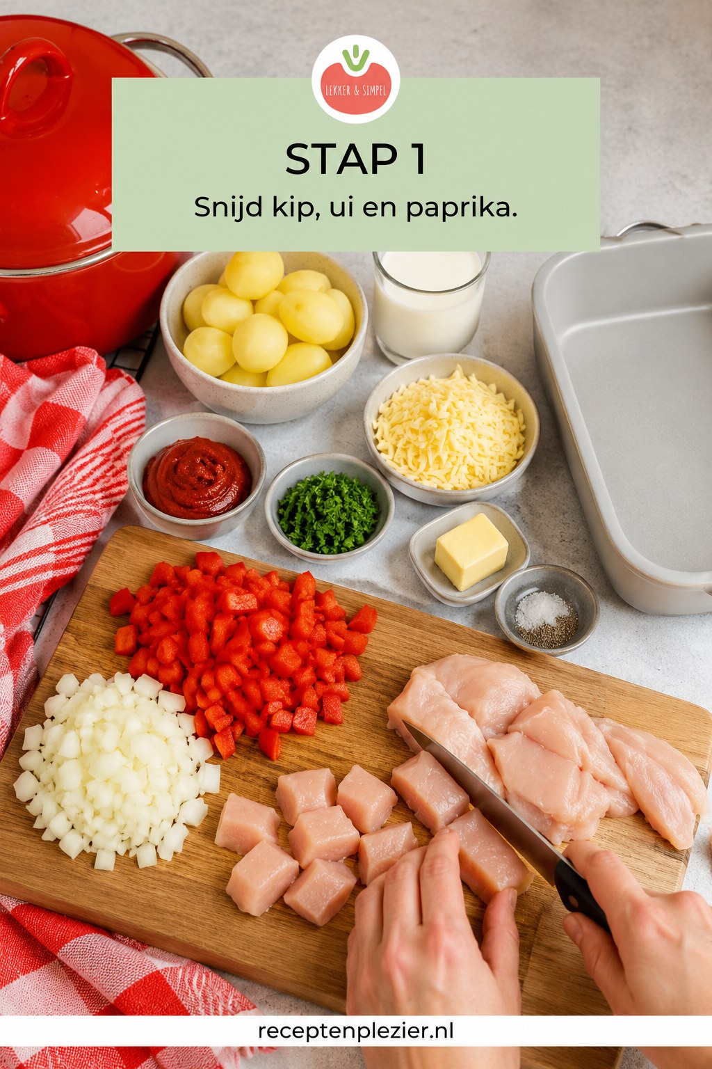 Ingrediënten voor jachtschotel met kip en kaas klaargezet naast een snijplank met kip, ui en paprika