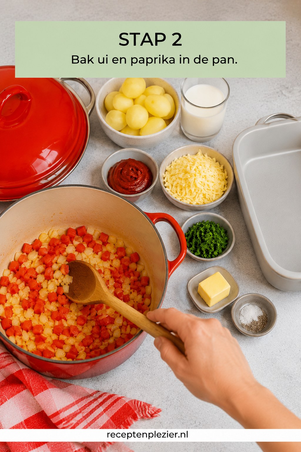 Ui en paprika bakken in een rode braadpan voor jachtschotel met kip en kaas