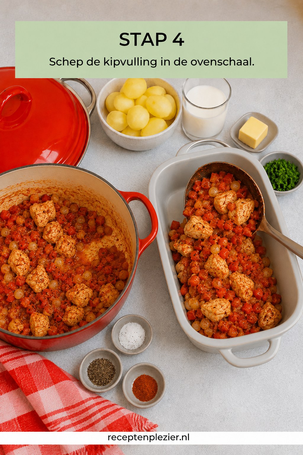 Kipvulling van de jachtschotel met kip en kaas overgeschept in een ovenschaal