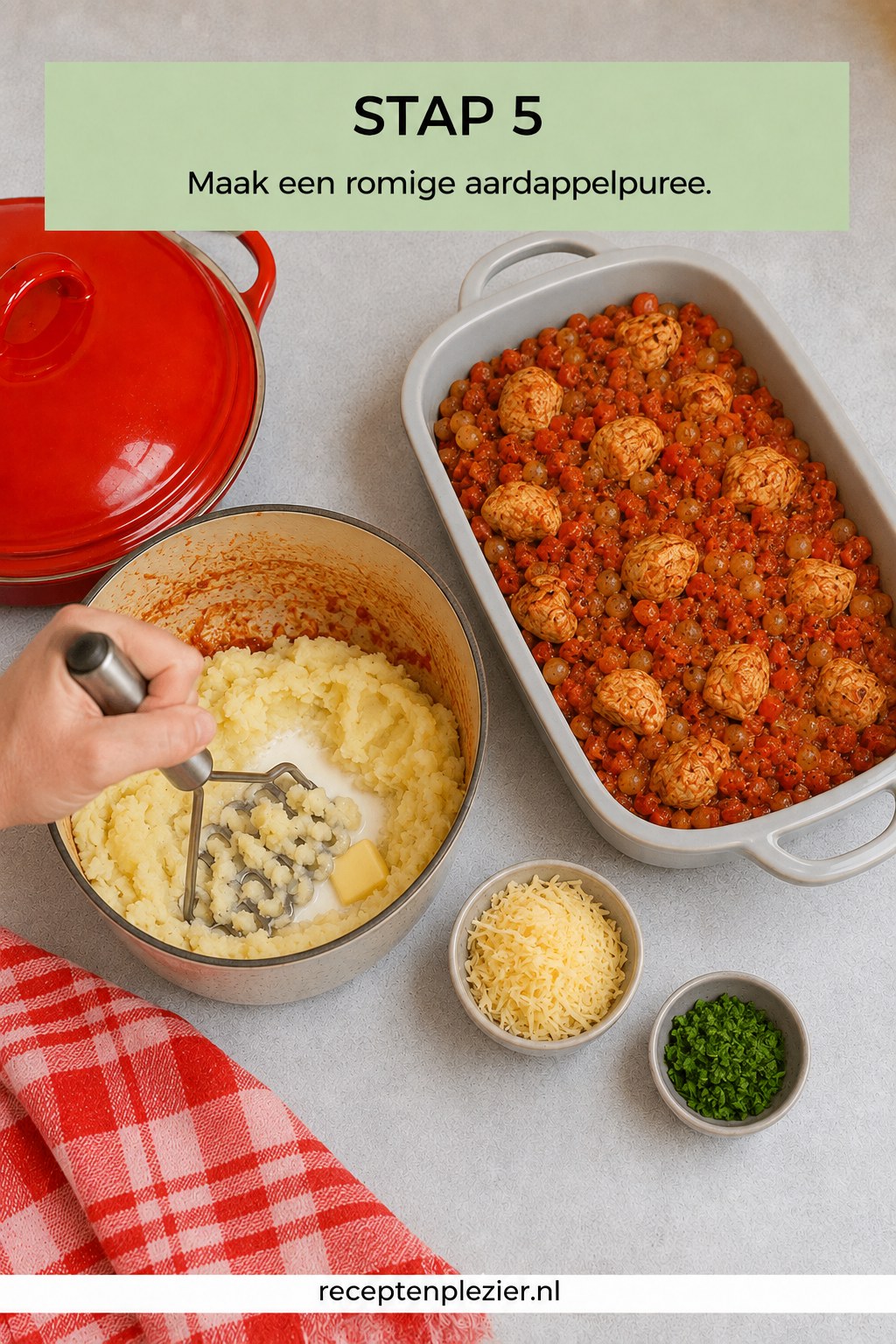 Romige aardappelpuree stampen voor de topping van jachtschotel met kip en kaas