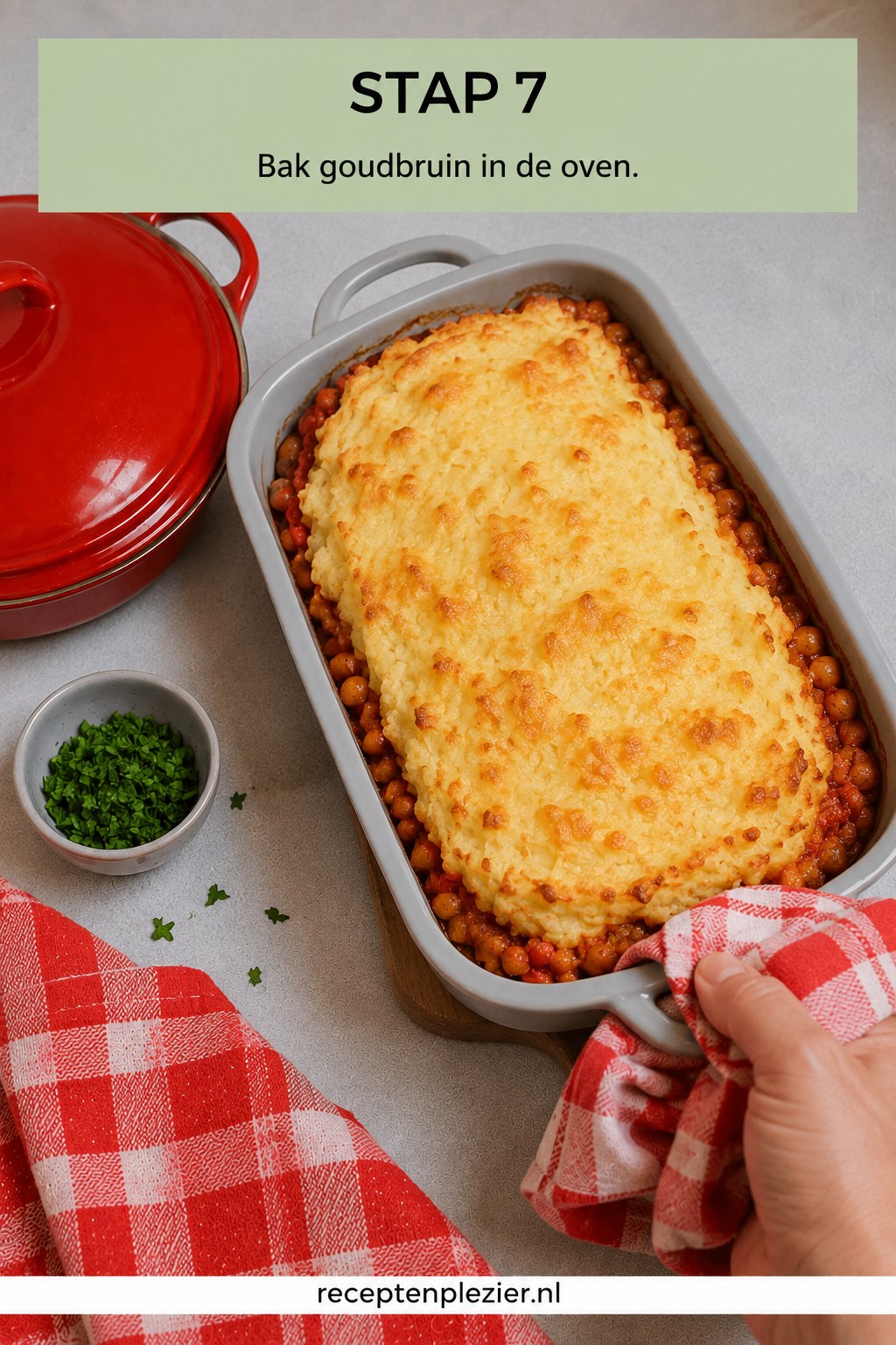Jachtschotel met kip en kaas goudbruin gebakken en vers uit de oven gehaald