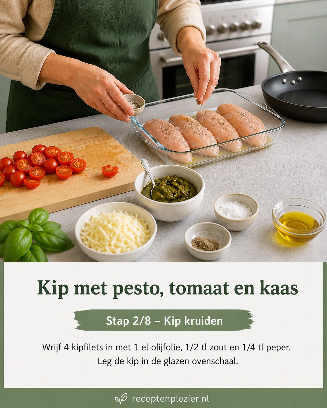 Rauwe kipfilets kruiden met olijfolie, zout en peper in een glazen ovenschaal voor dit koolhydraatarme diner.