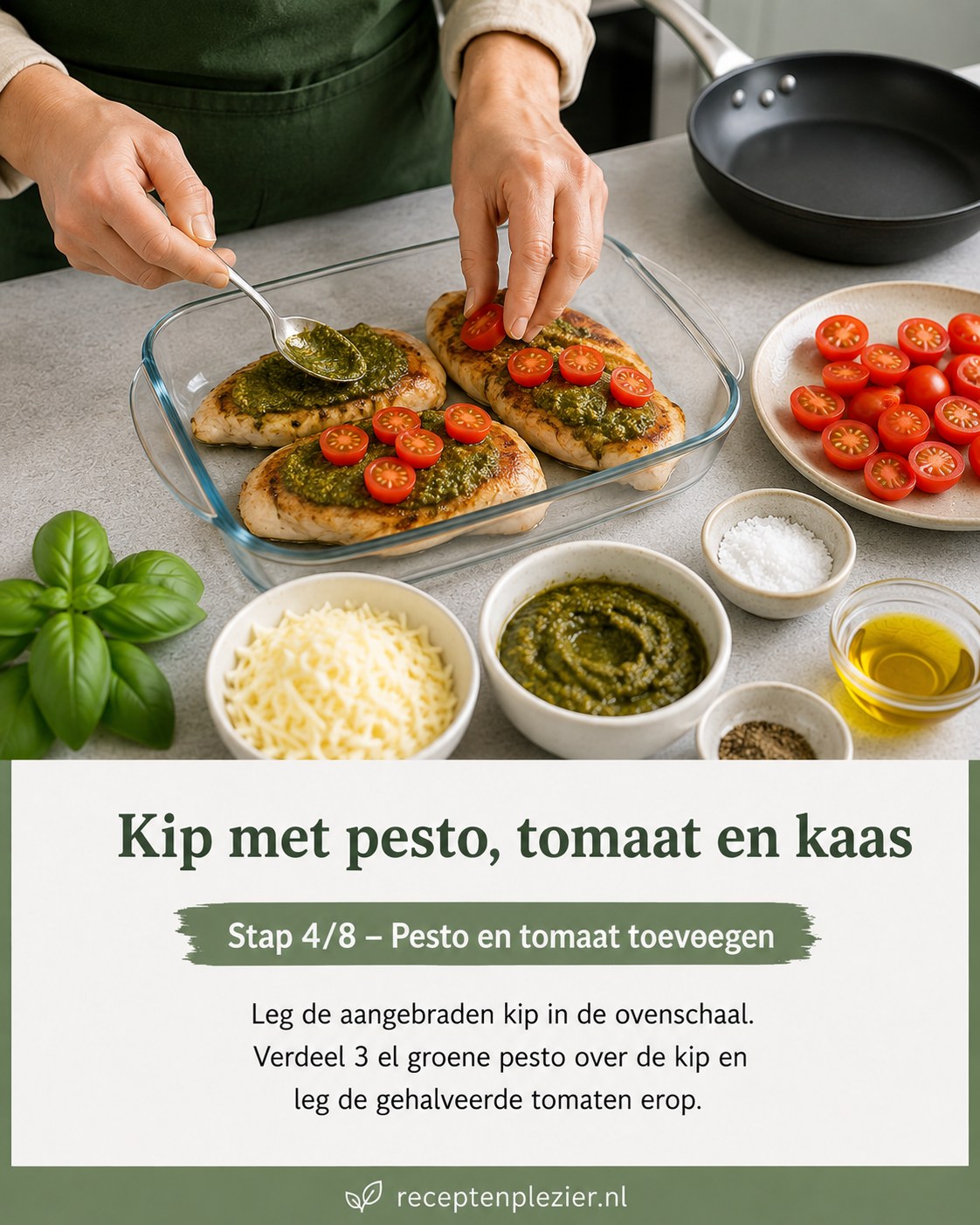 Groene pesto en gehalveerde cherrytomaten verdelen over de aangebraden kip in de ovenschaal.