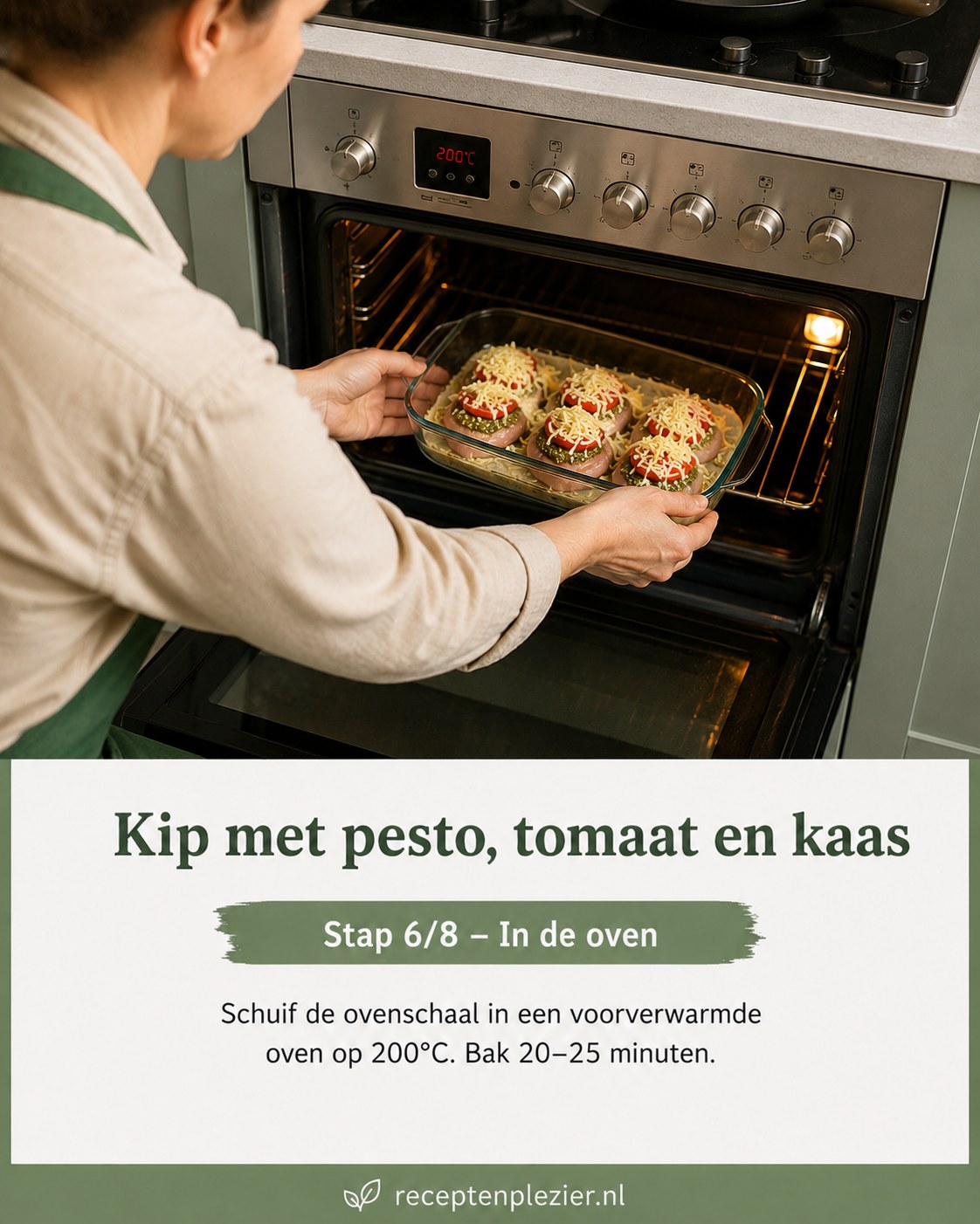 De ovenschaal met kip, pesto en kaas gaat de voorverwarmde oven in voor dit koolhydraatarme diner.