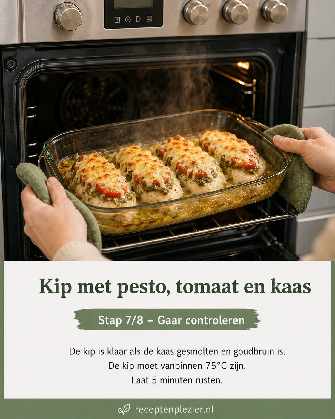 Goudbruin gesmolten kaas op de kip meteen uit de oven, een geslaagd koolhydraatarm diner.