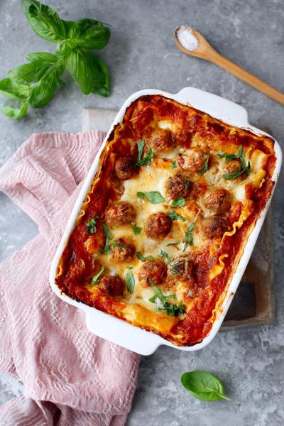 11. Lasagne recept met gehaktballetjes en kruidige tomatensaus