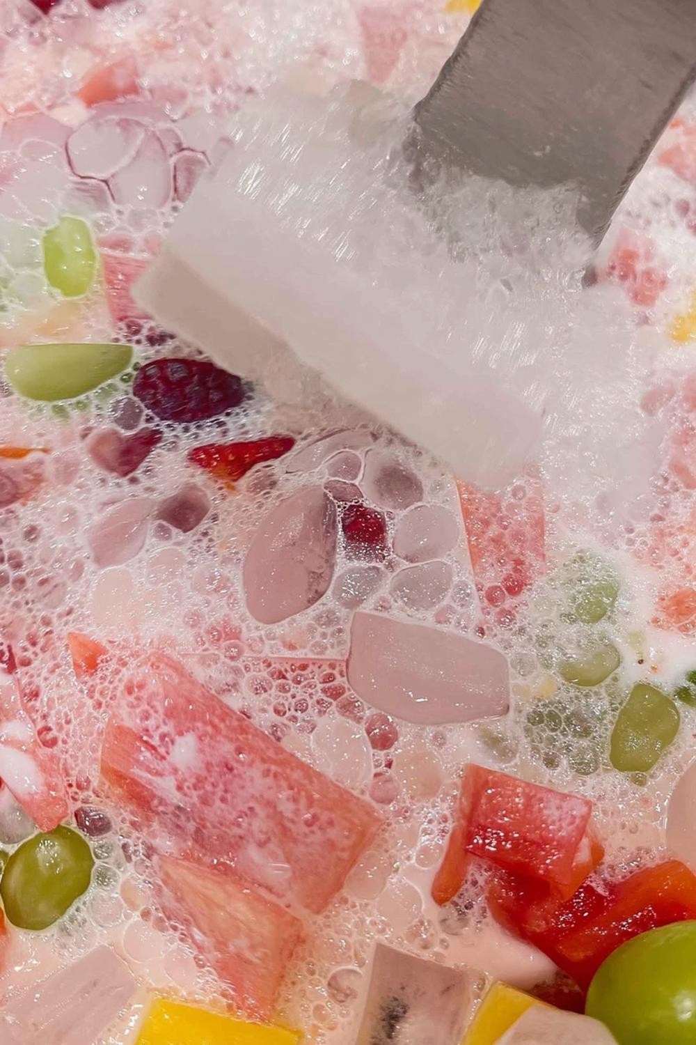 Bruisende ijskoude fruitpunch