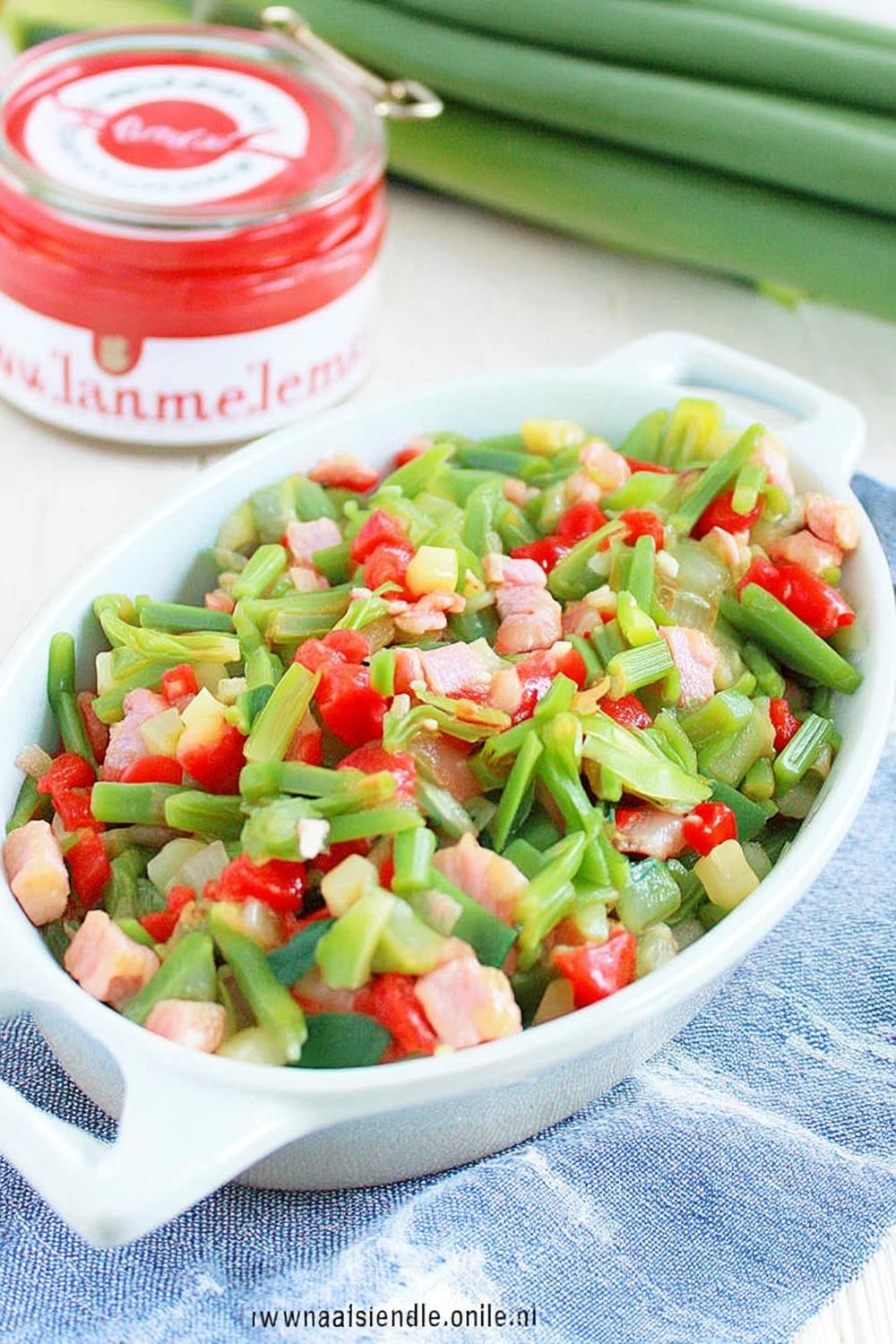 Kleurrijke groentesalade met spek