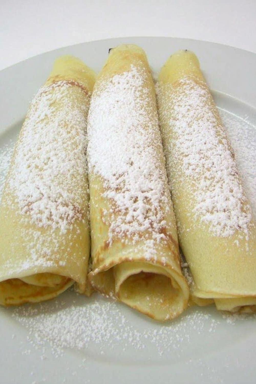 Klassieke pannenkoekrolletjes met poedersuiker