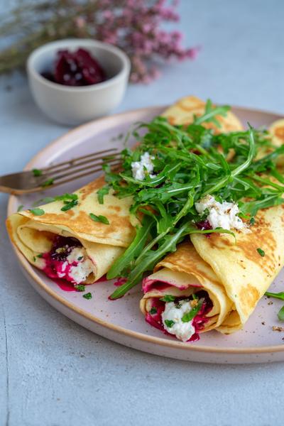 26. Pannenkoeken met rode biet, geitenkaas en rucola