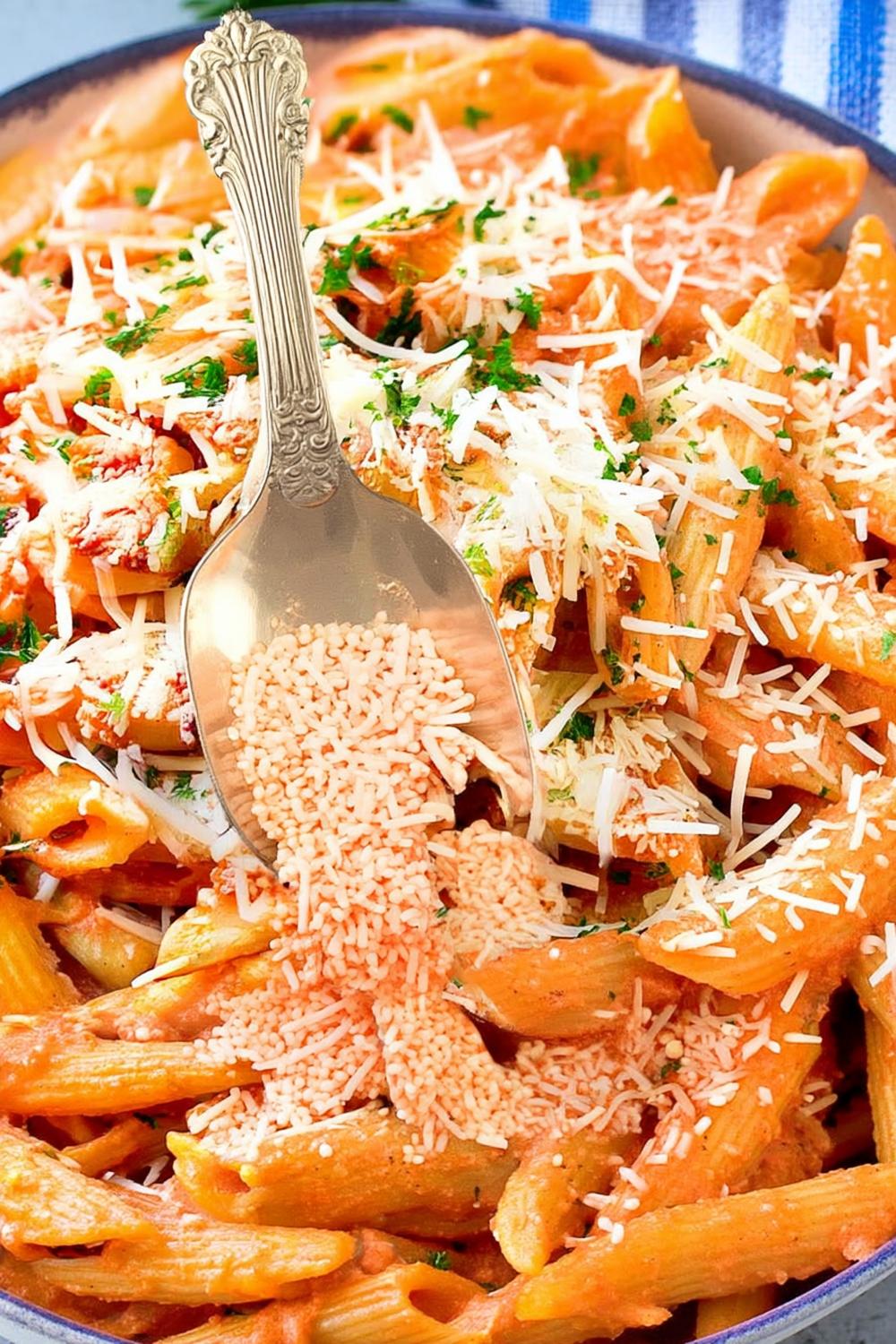Penne arrabbiata met parmezaan