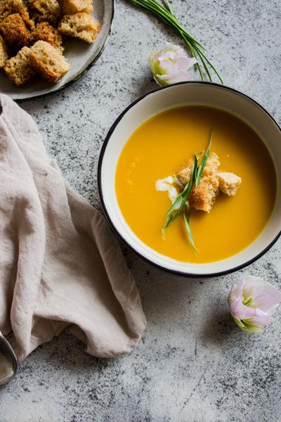 1. Pompoensoep recept met geroosterde pompoen en knoflooktenen
