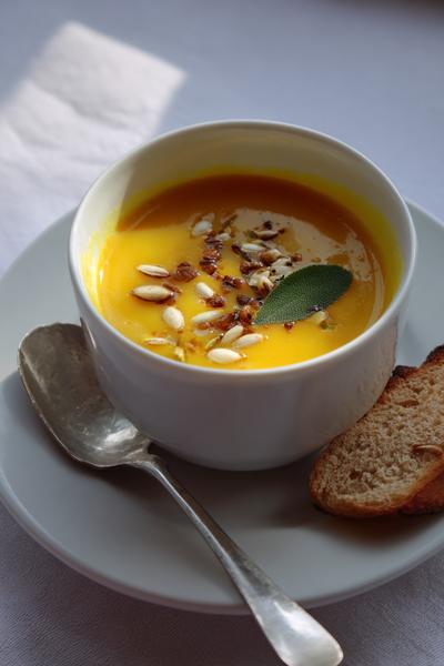 15. Pompoensoep recept met kikkererwten, komijn en knapperige pitten