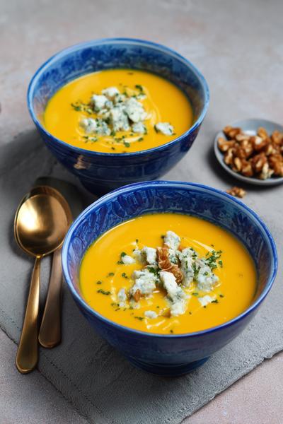 16. Pompoensoep recept met blauwe kaas en peerblokjes