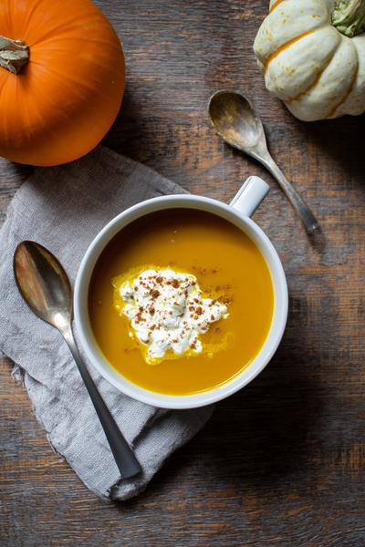 18. Pompoensoep recept met kaneel, nootmuskaat en crème fraîche