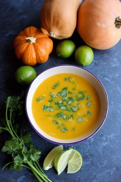 19. Pompoensoep recept met maïs, limoen en korianderstelen