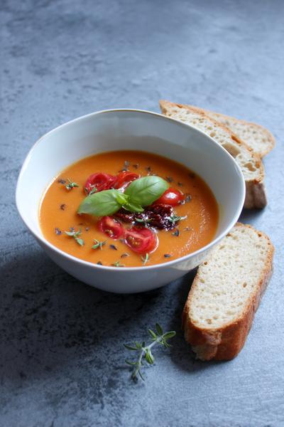 20. Pompoensoep recept met zongedroogde tomaat en olijvenkruim