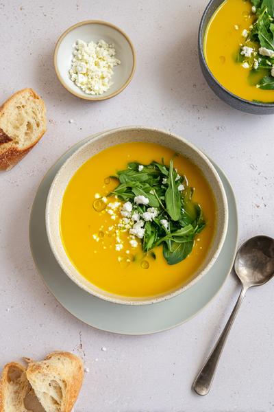 21. Pompoensoep recept met geitenkaas, honingdruppel en rucola