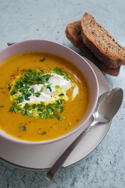 4. Pompoensoep recept met gember, kurkuma en wortellinten