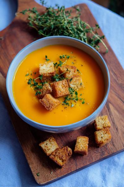 6. Pompoensoep recept met prei, tijm en knapperige croutons