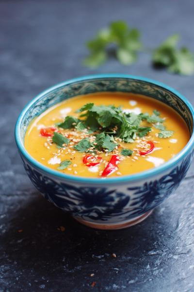 8. Pompoensoep recept met rode curry, koriander en sesamolie