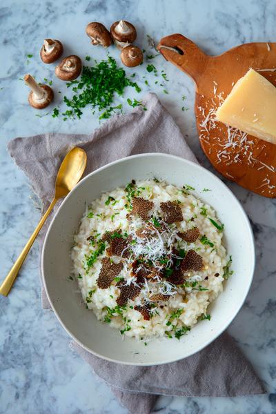 10. Risotto recept met truffel: truffelolie-strepen en Parmezaanvlokken