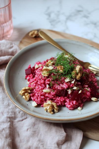 14. Risotto recept met rode biet: fuchsiakleur en knapperige walnoot