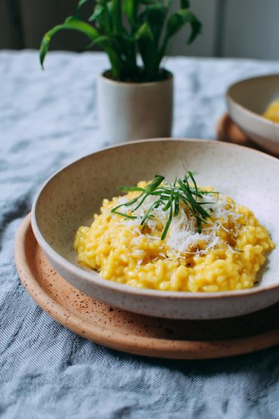 2. Risotto recept met saffraan: goudgele draadjes en Parmezaanse sneeuw