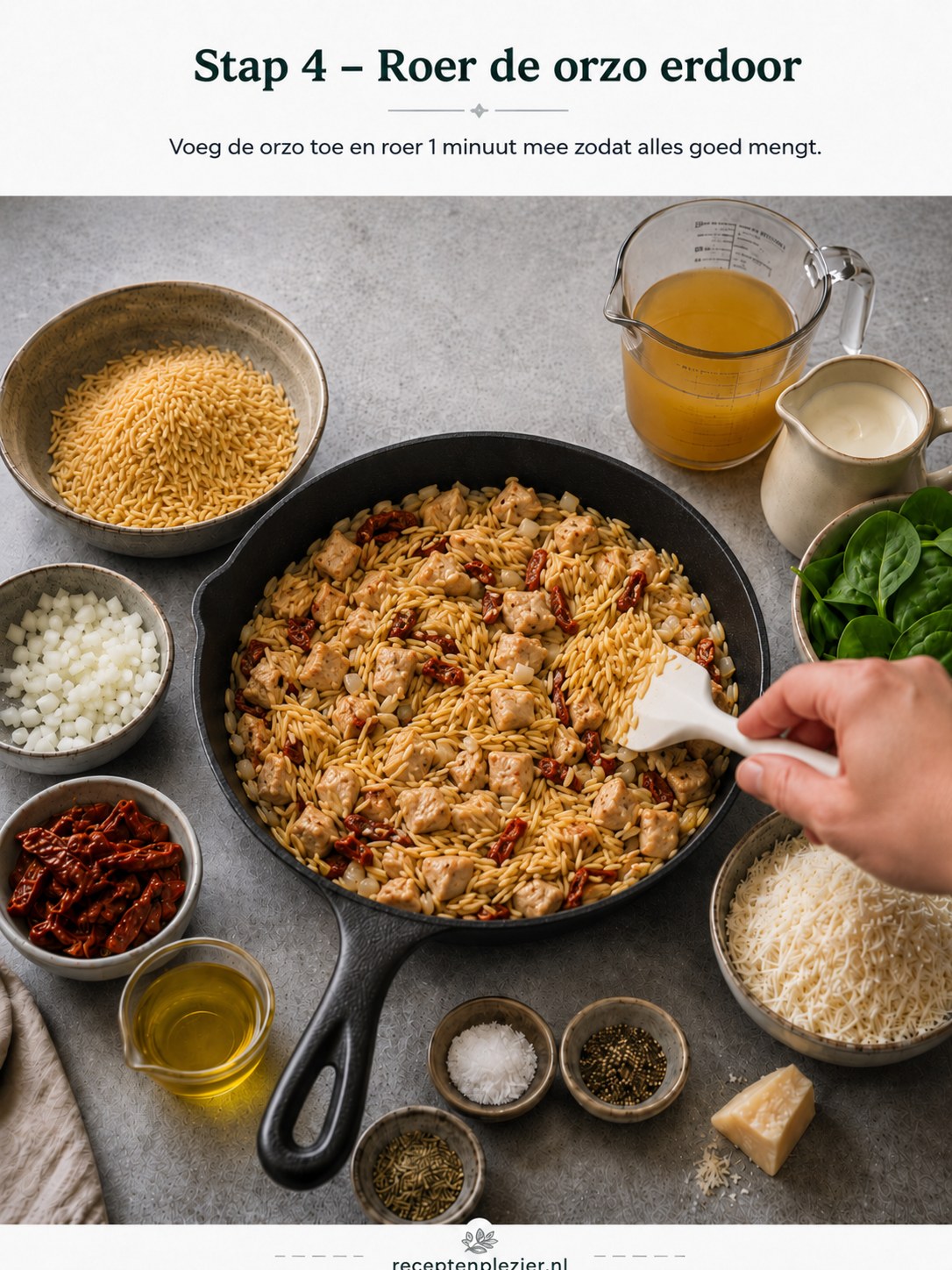 Droge orzo wordt door de kip en tomaten geroerd voor romige orzo met kip en zongedroogde tomaten