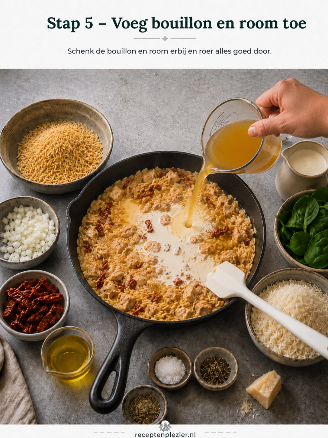 Bouillon en room worden over de orzo geschonken in de gietijzeren pan