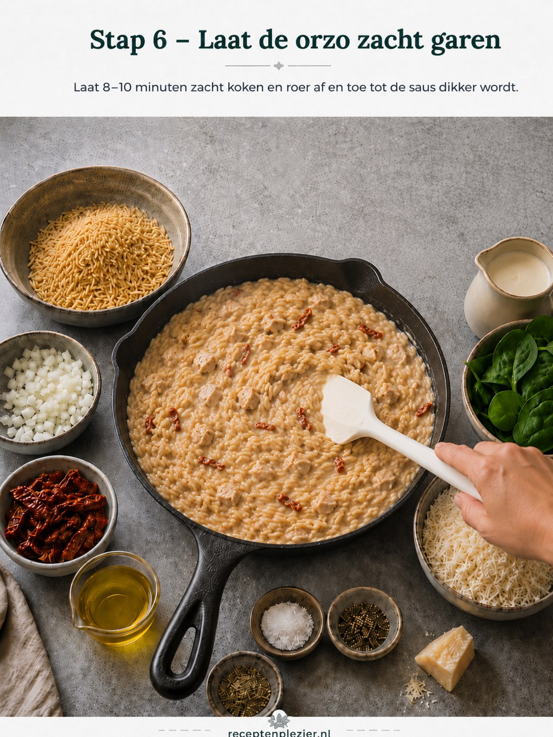 Orzo sudderen tot de romige saus van het gerecht merkbaar dikker wordt