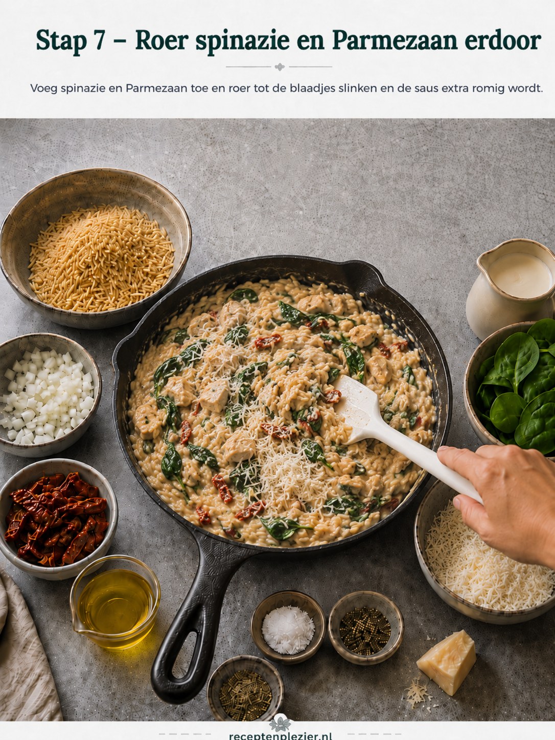 Spinazie en Parmezaan door de romige orzo met kip en zongedroogde tomaten roeren