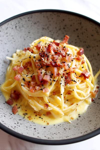13. Spaghetti Carbonara Recept met Truffelolie-Druppels en Luxe Geur
