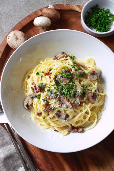 17. Spaghetti Carbonara Recept met Champignons en Aards Aroma