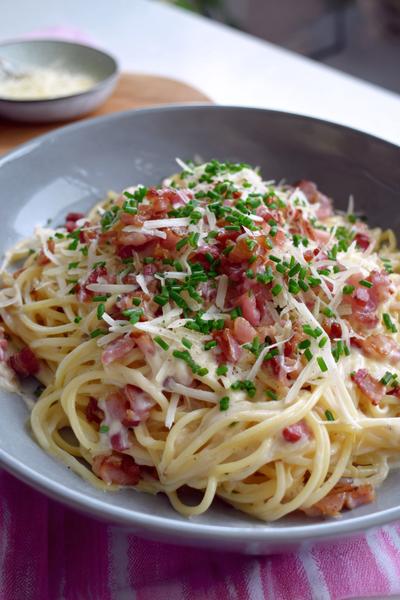 4. Spaghetti Carbonara Recept met Drie Dooiers voor Fluwelige Saus