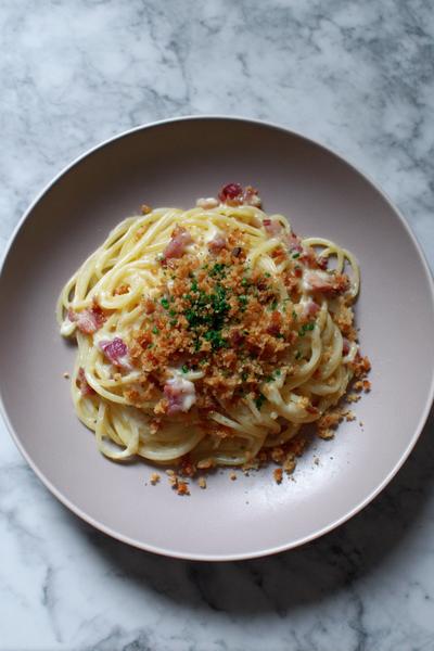 5. Spaghetti Carbonara Recept met Gerookte Spekreepjes en Knapperige Kruimels