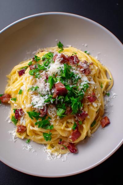6. Spaghetti Carbonara Recept met Citroenrasp en Frisse Afwerking