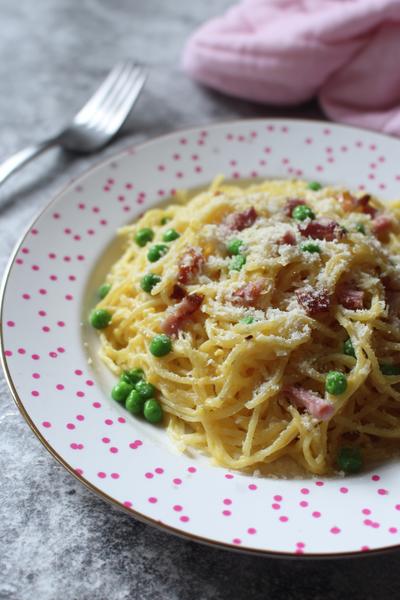 8. Spaghetti Carbonara Recept met Rode Ui-Confetti en Krokante Randjes