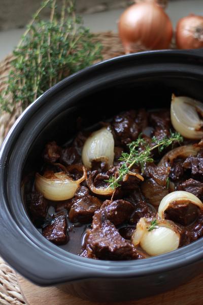 11. Slowcooker stoofvlees recept met uienringen en tijm