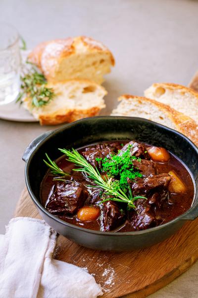 19. Stoofvlees recept met alcoholvrije bierbasis en moutigheid