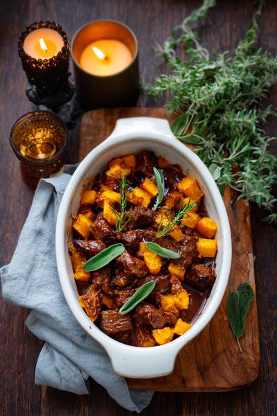 8. Herfst stoofvlees recept met pompoenblokjes en salie