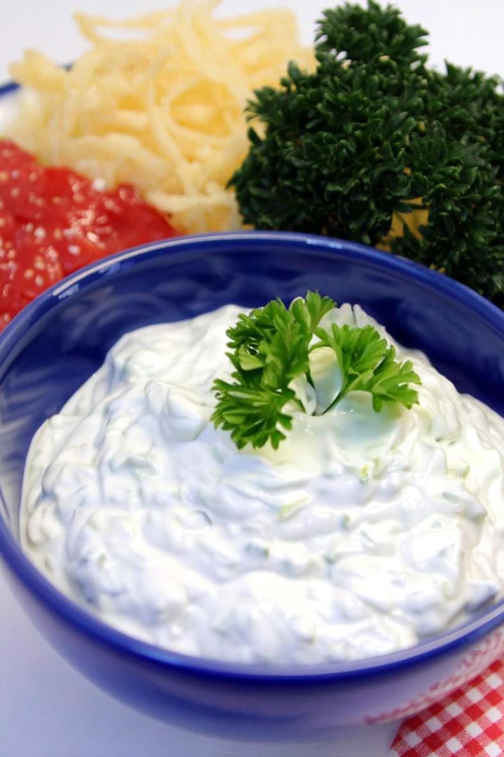 Eenvoudige tzatziki in blauw