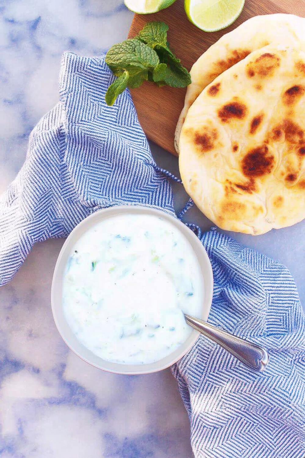 Tzatziki met blauw servies